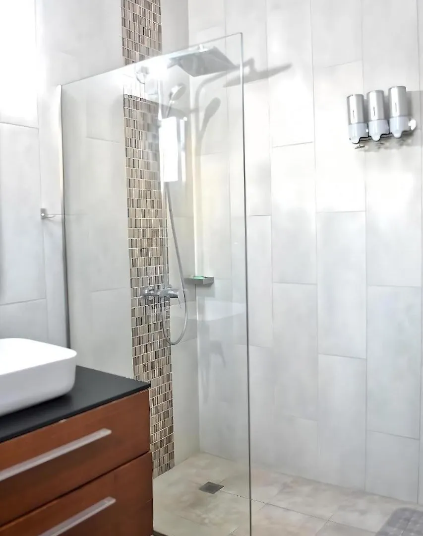 Luxury 2-Bedroom Suite Adjacent Ac Marriott Hotel New Kingston